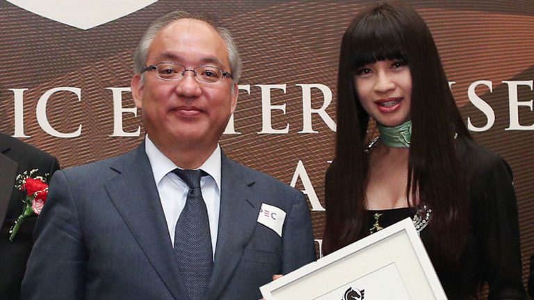 Dr Jessie Chung Receiving Asia Pacific Enterprise Leadership Awards 2013