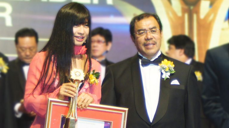 Dr Jessie Chung receiving the BrandLaureate – Nutraceutical Leader of the Year 2014