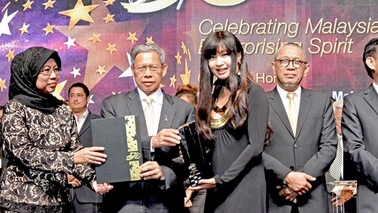 Dr Jessie Chung receiving Enterprise 50 Award